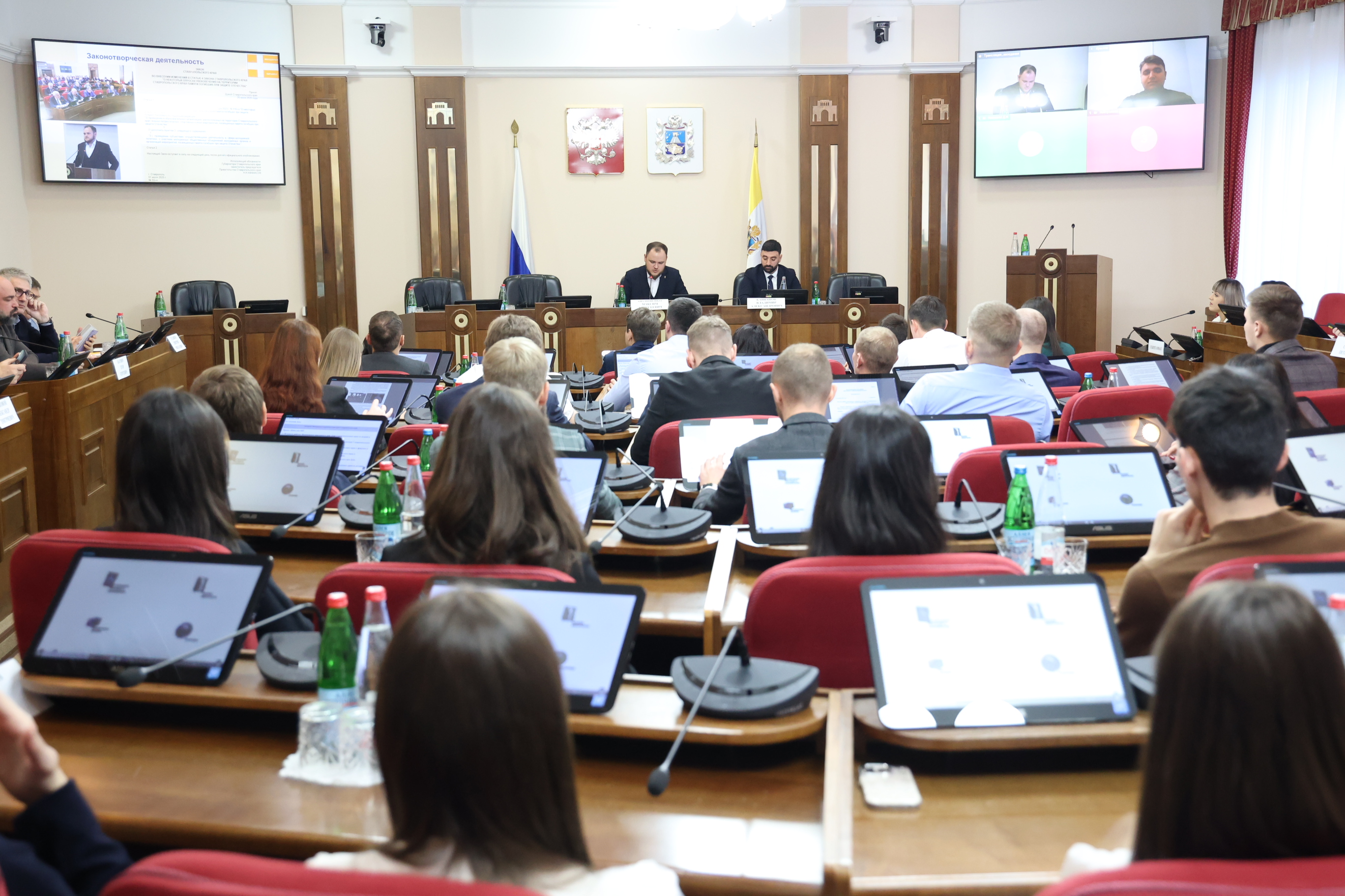 В Думе края члены Молодежного парламента обсудили итоги работы и прослушали лекцию, посвященную геополитике