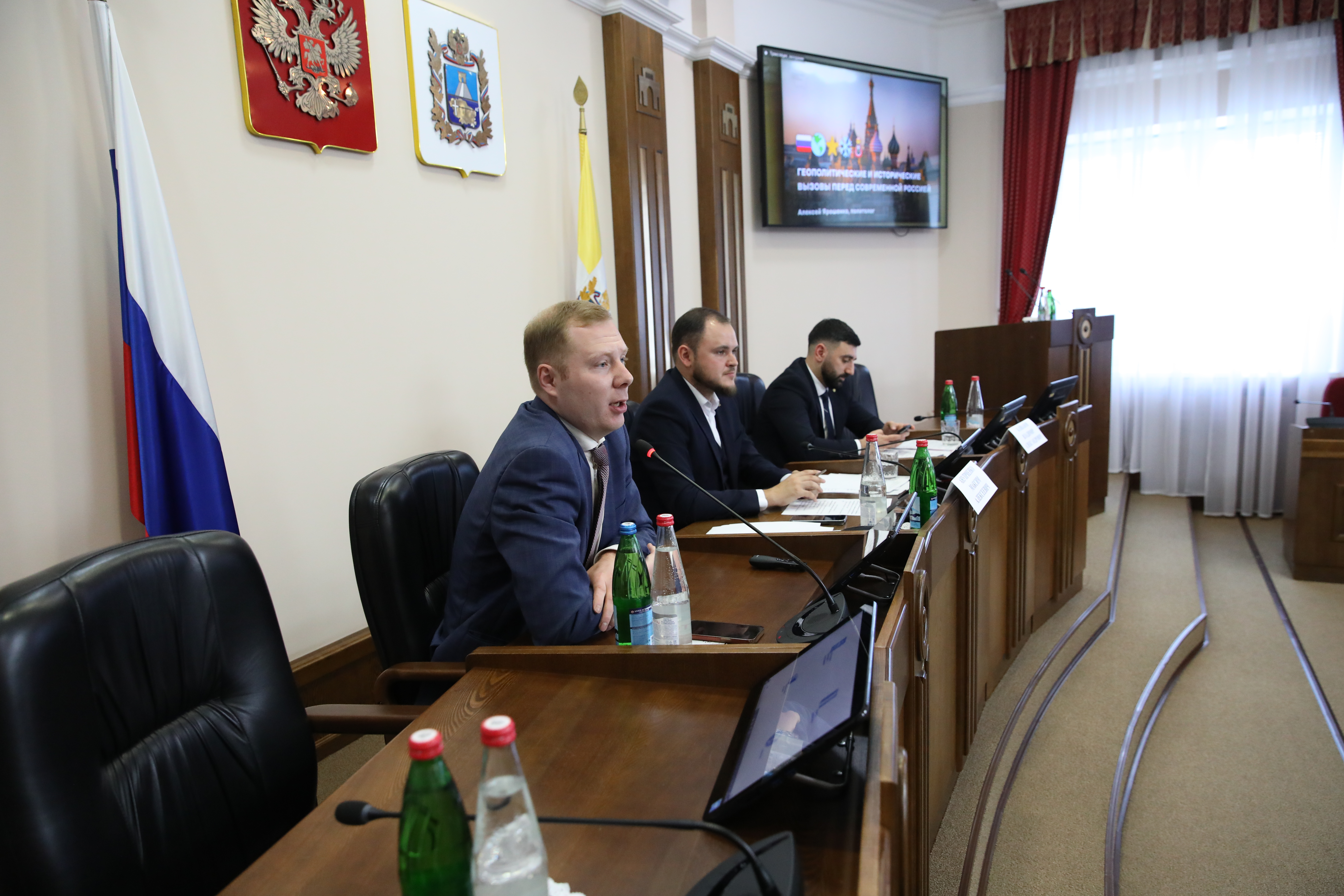 В Думе края члены Молодежного парламента обсудили итоги работы и прослушали лекцию, посвященную геополитике