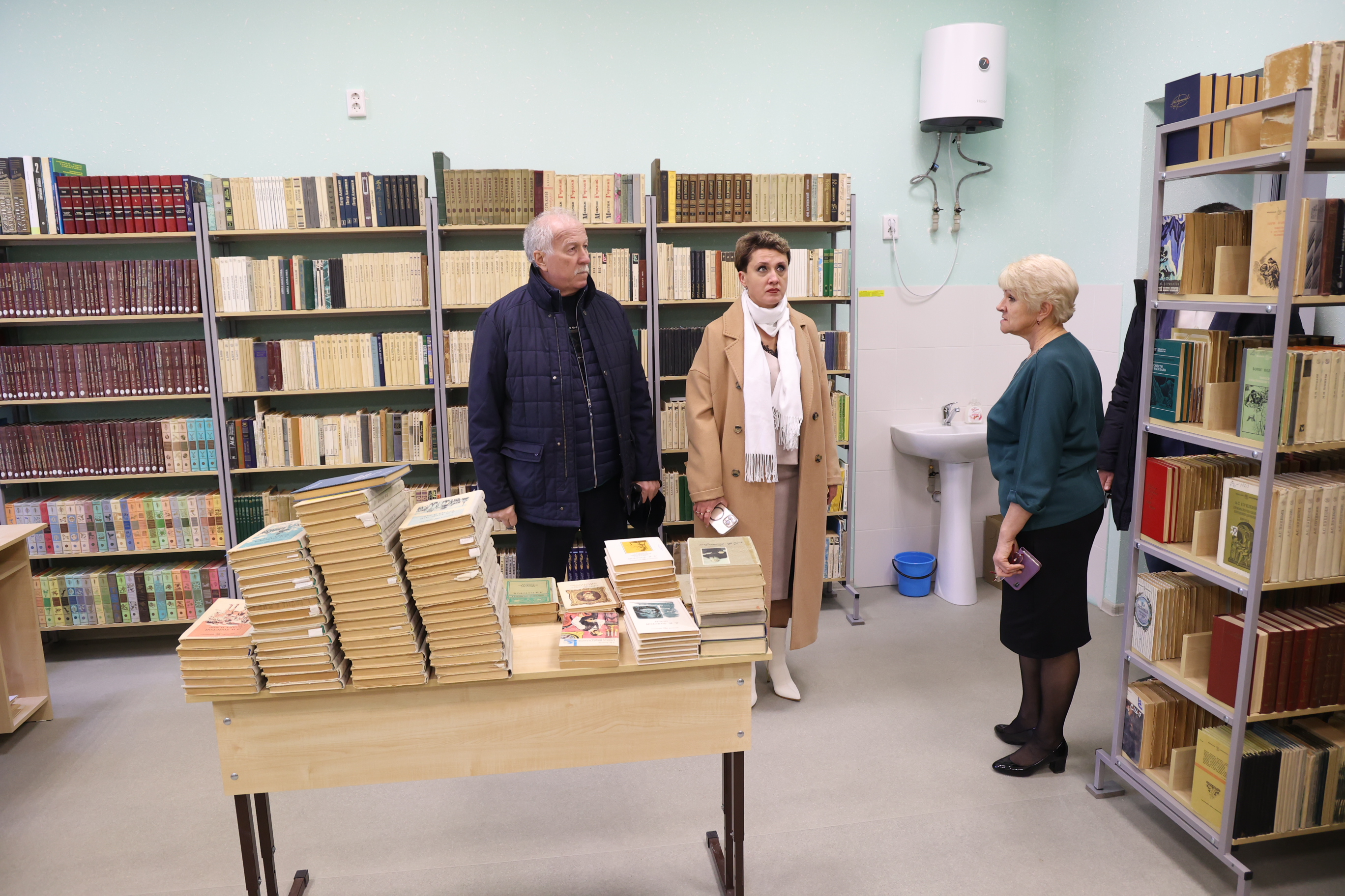 Николай Великдань проверил результаты капитального ремонта школы в Ипатовском округе