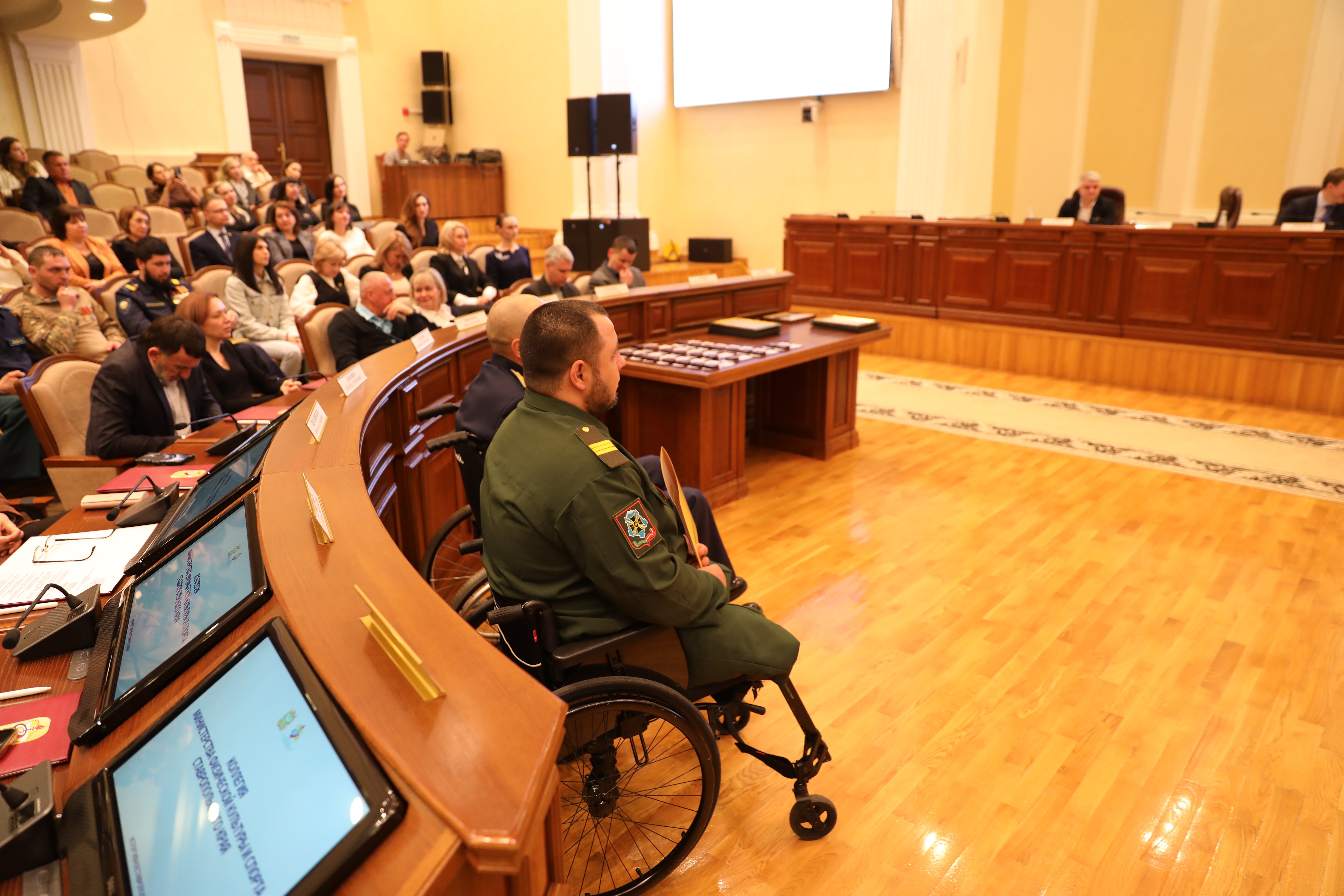 Краевые депутаты приняли участие в чествовании большой спортивной семьи Ставрополья