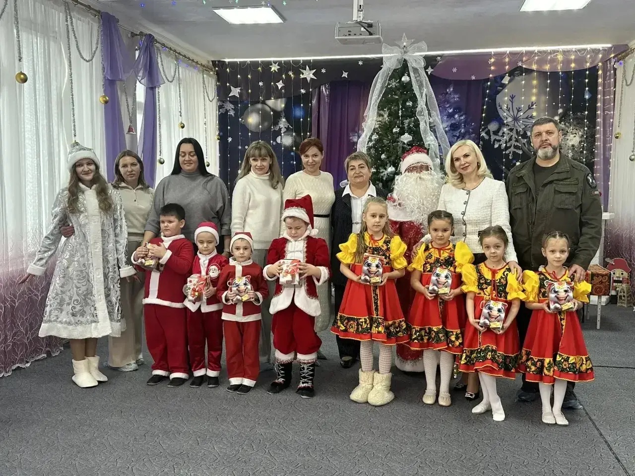 Вице-спикер поздравила с наступающим Новым годом детей из ЛНР и бойцов в военно-полевом госпитале