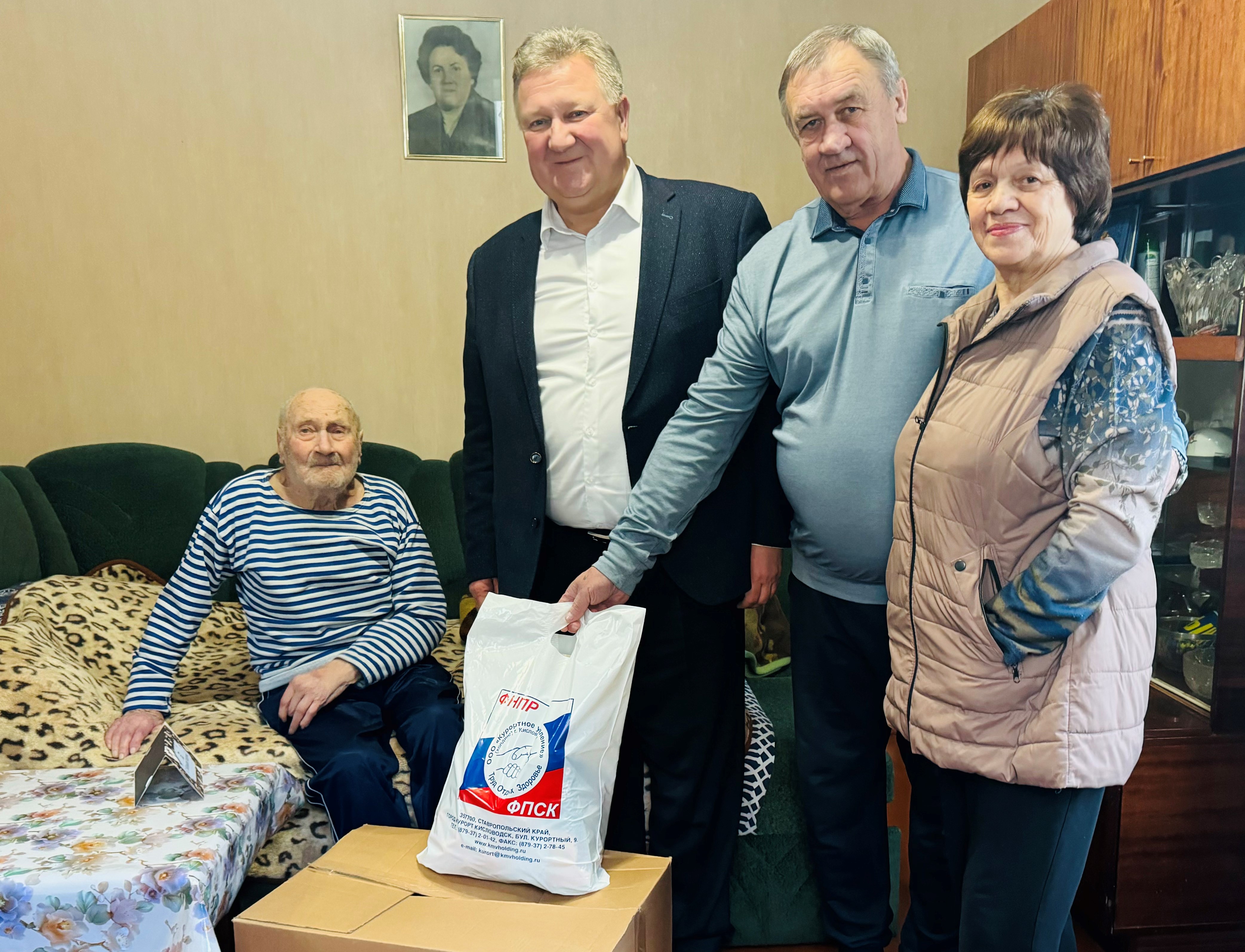Депутаты краевой Думы поздравляют ветеранов Великой Отечественной войны с новогодними праздниками