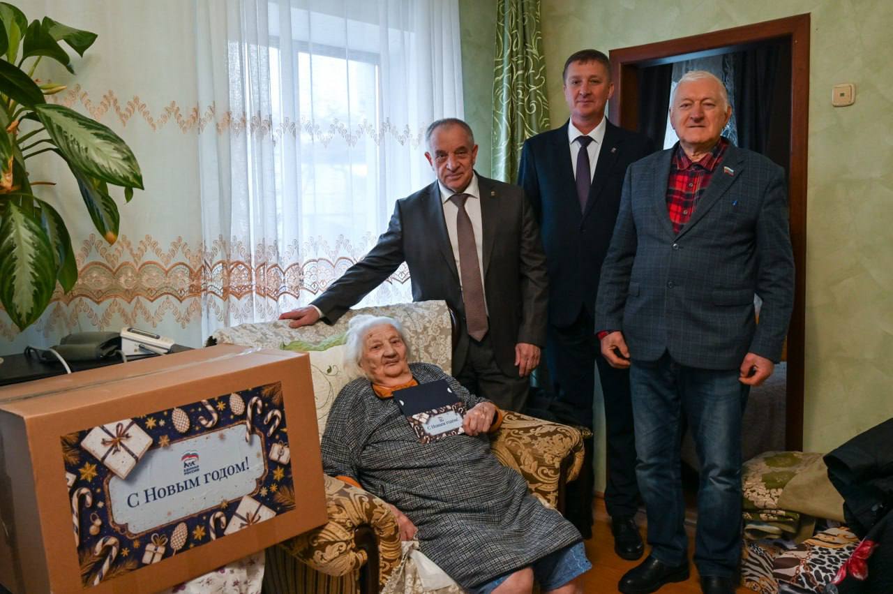 Депутаты краевой Думы поздравляют ветеранов Великой Отечественной войны с новогодними праздниками