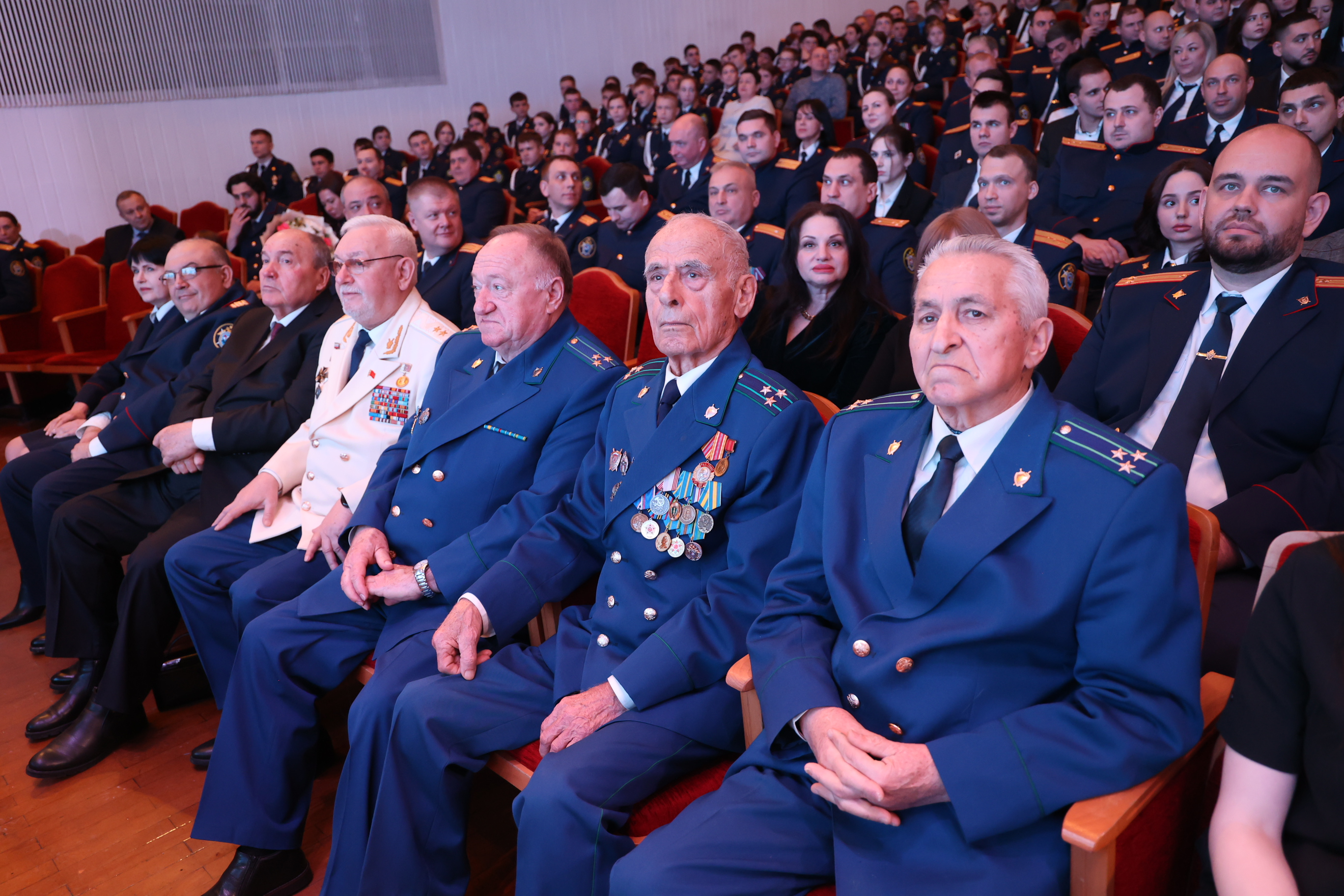 Николай Великдань поздравил следователей региона с годовщиной образования Следственного комитета России