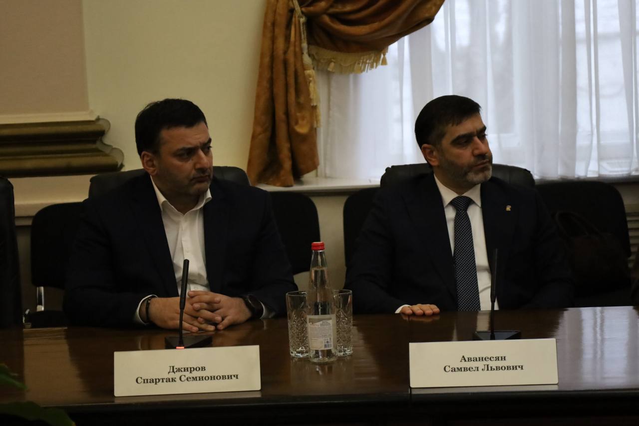 Председатель Думы Николай Великдань обсудил вопросы развития ставропольских курортов с местными депутатами