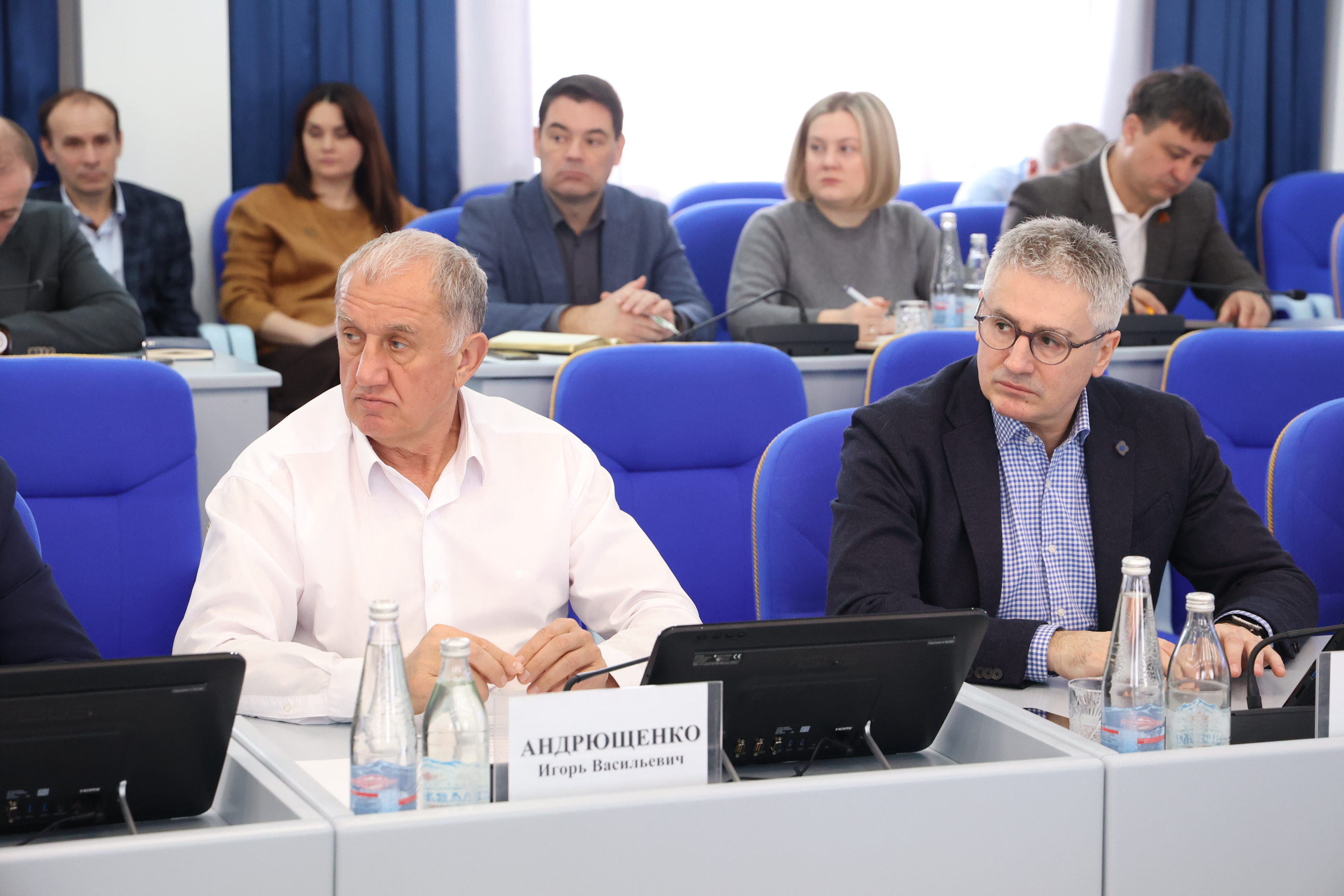 В краевой Думе продолжается подготовка законопроектов для очередного заседания