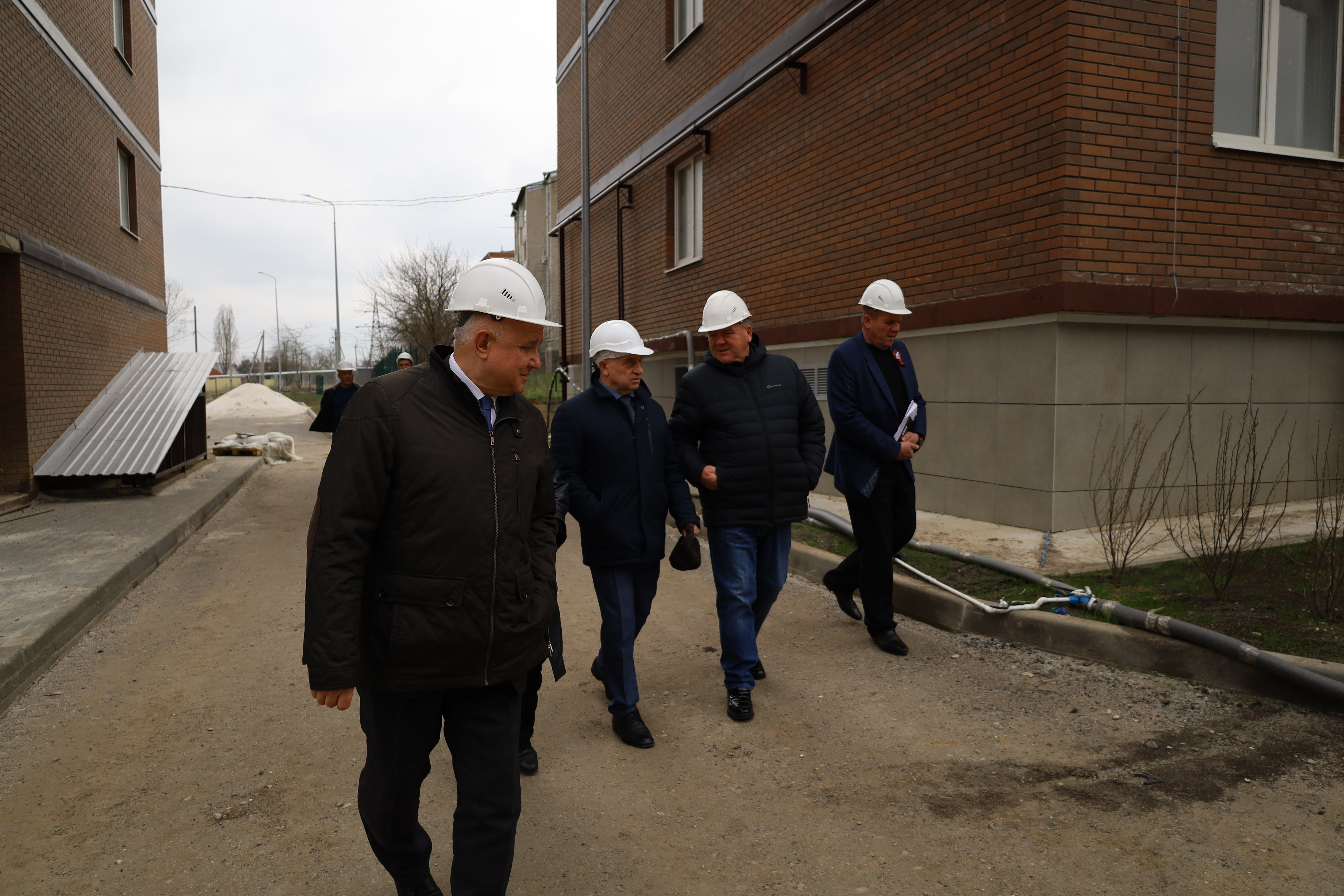 Краевые депутаты проконтролировали, как идет переселение граждан из аварийного жилья