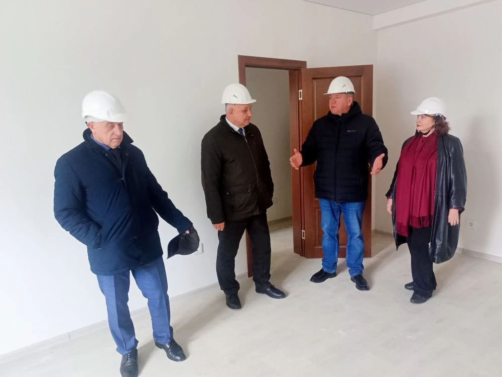 Краевые депутаты проконтролировали, как идет переселение граждан из аварийного жилья