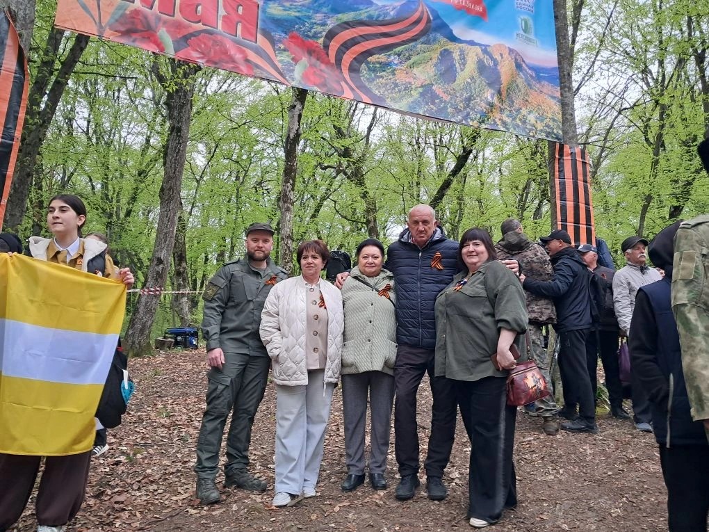 Знамя Победы развернули на вершине Бештау
