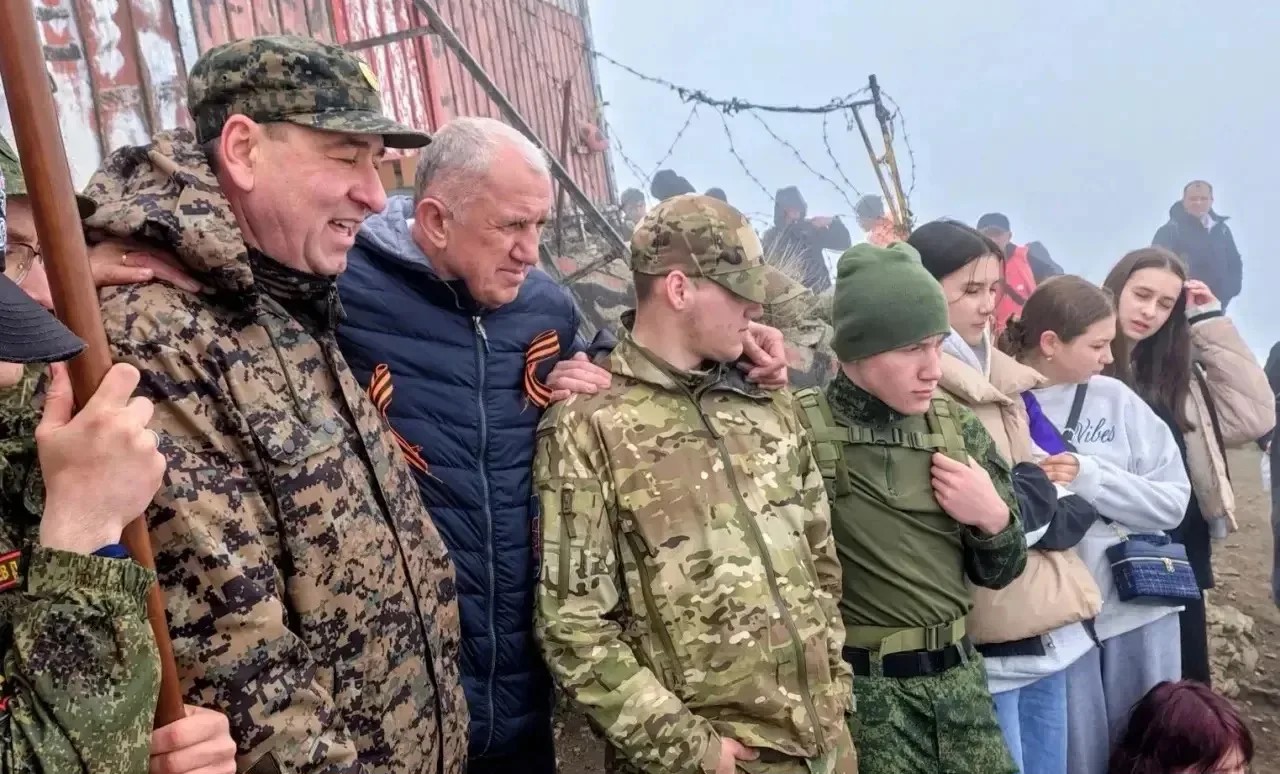 Знамя Победы развернули на вершине Бештау