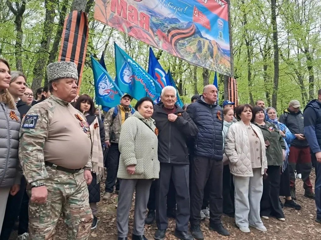 Знамя Победы развернули на вершине Бештау