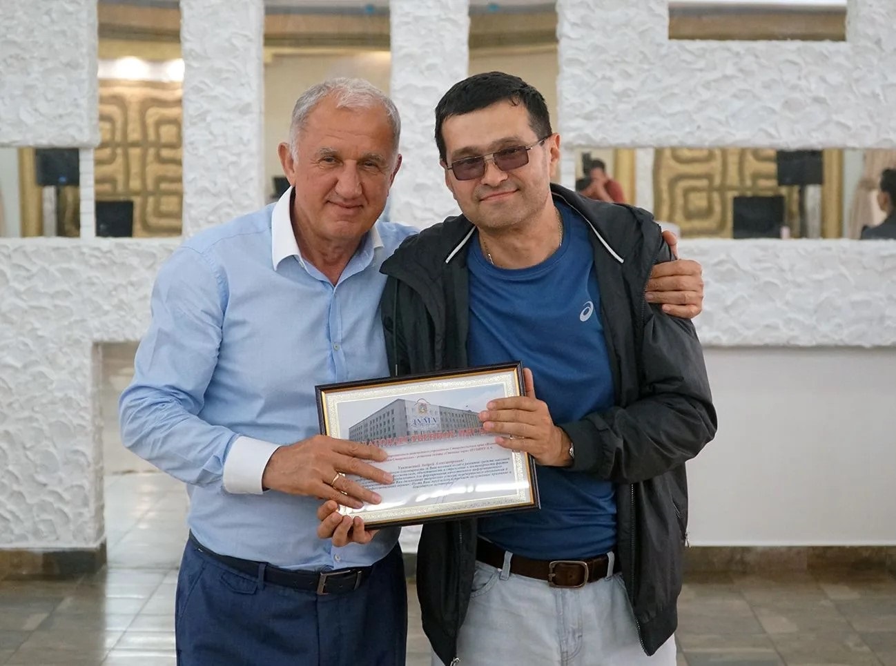 Председатель комитета краевой Думы наградил участников спартакиады журналистов