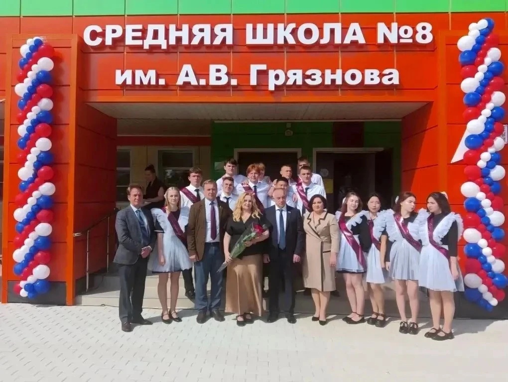 Краевые депутаты поздравили ставропольских выпускников с праздником Последнего звонка