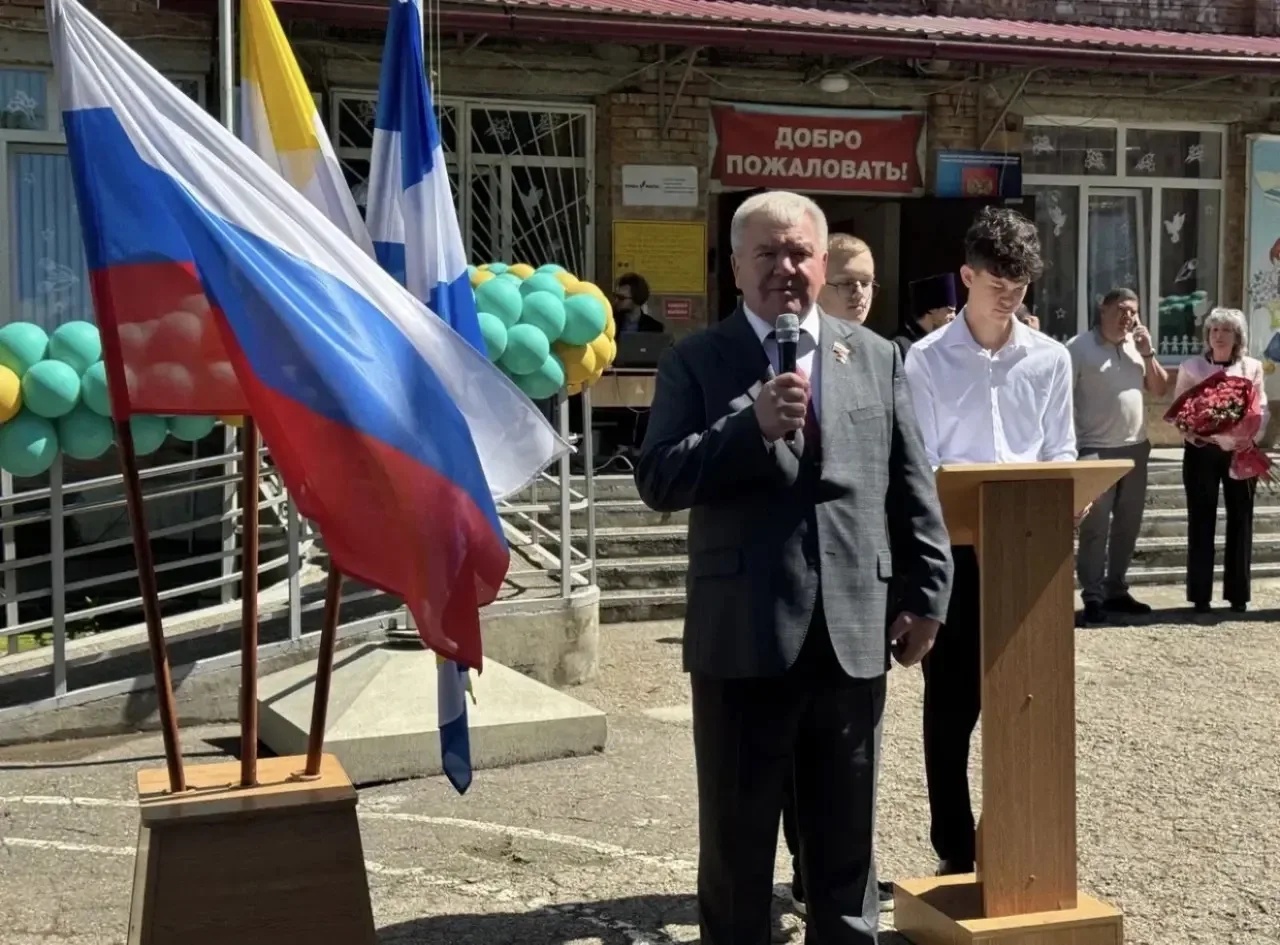 Краевые депутаты поздравили ставропольских выпускников с праздником Последнего звонка