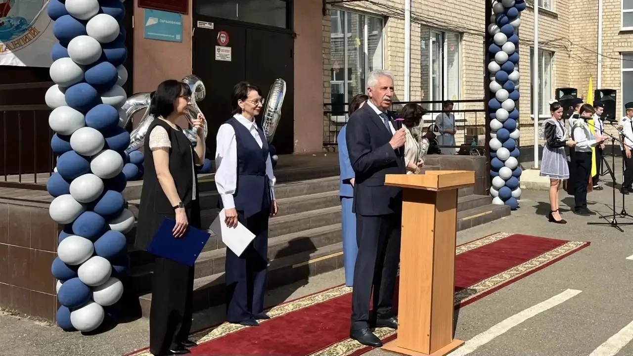 Краевые депутаты поздравили ставропольских выпускников с праздником Последнего звонка