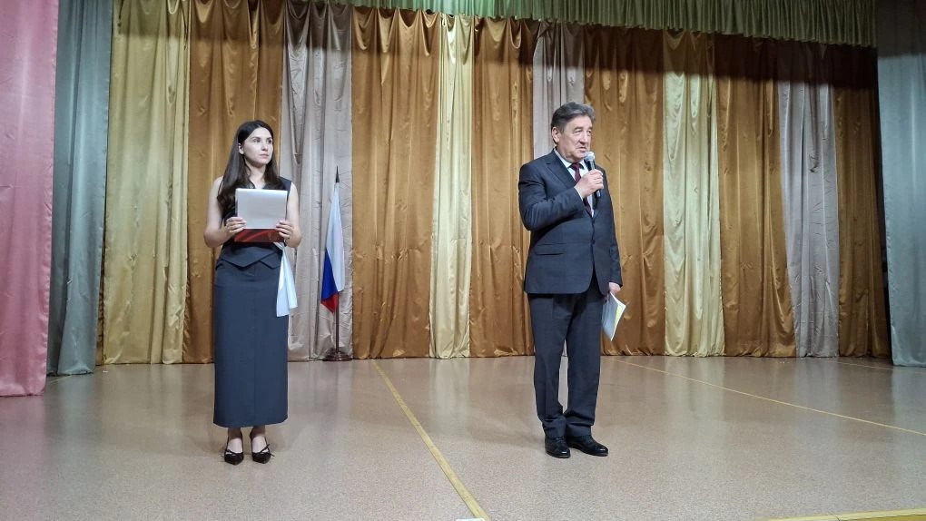 Краевые депутаты поздравили ставропольских выпускников с праздником Последнего звонка