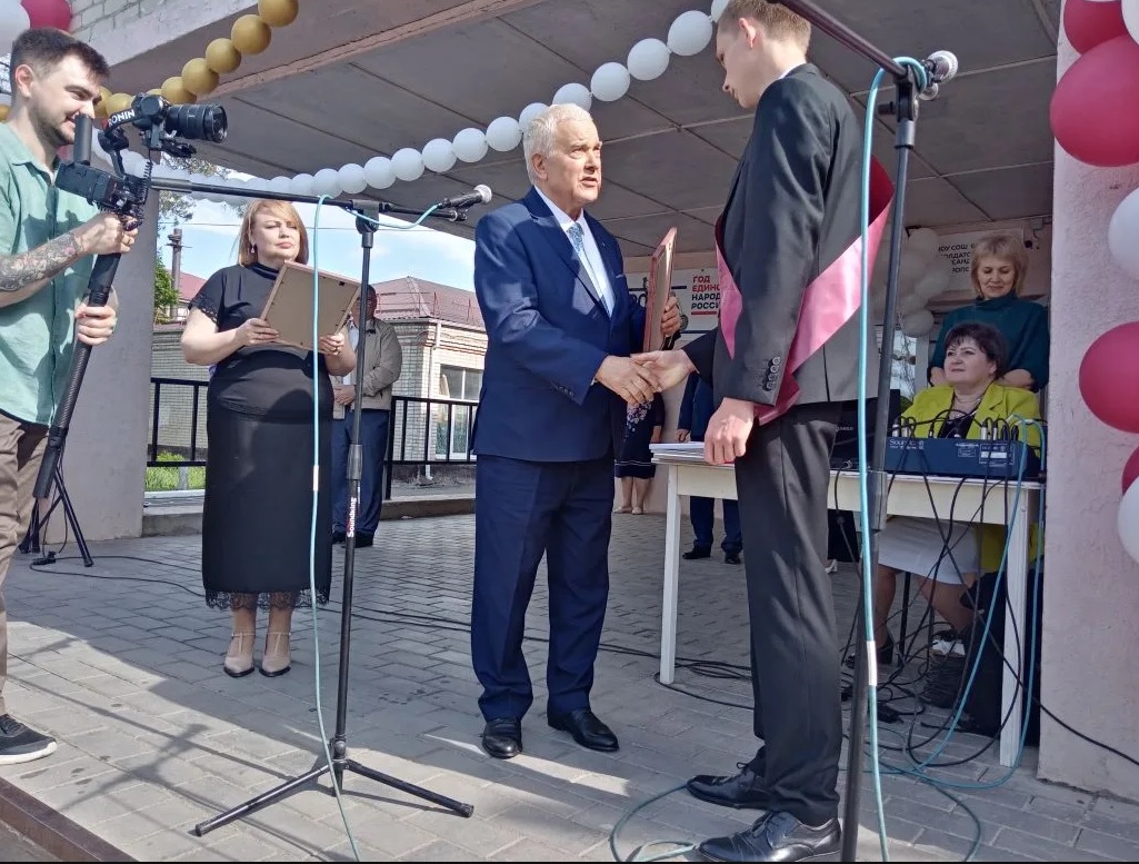 Краевые депутаты поздравили ставропольских выпускников с праздником Последнего звонка