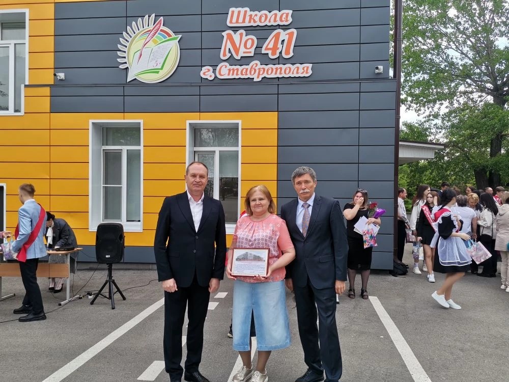 Краевые депутаты поздравили ставропольских выпускников с праздником Последнего звонка