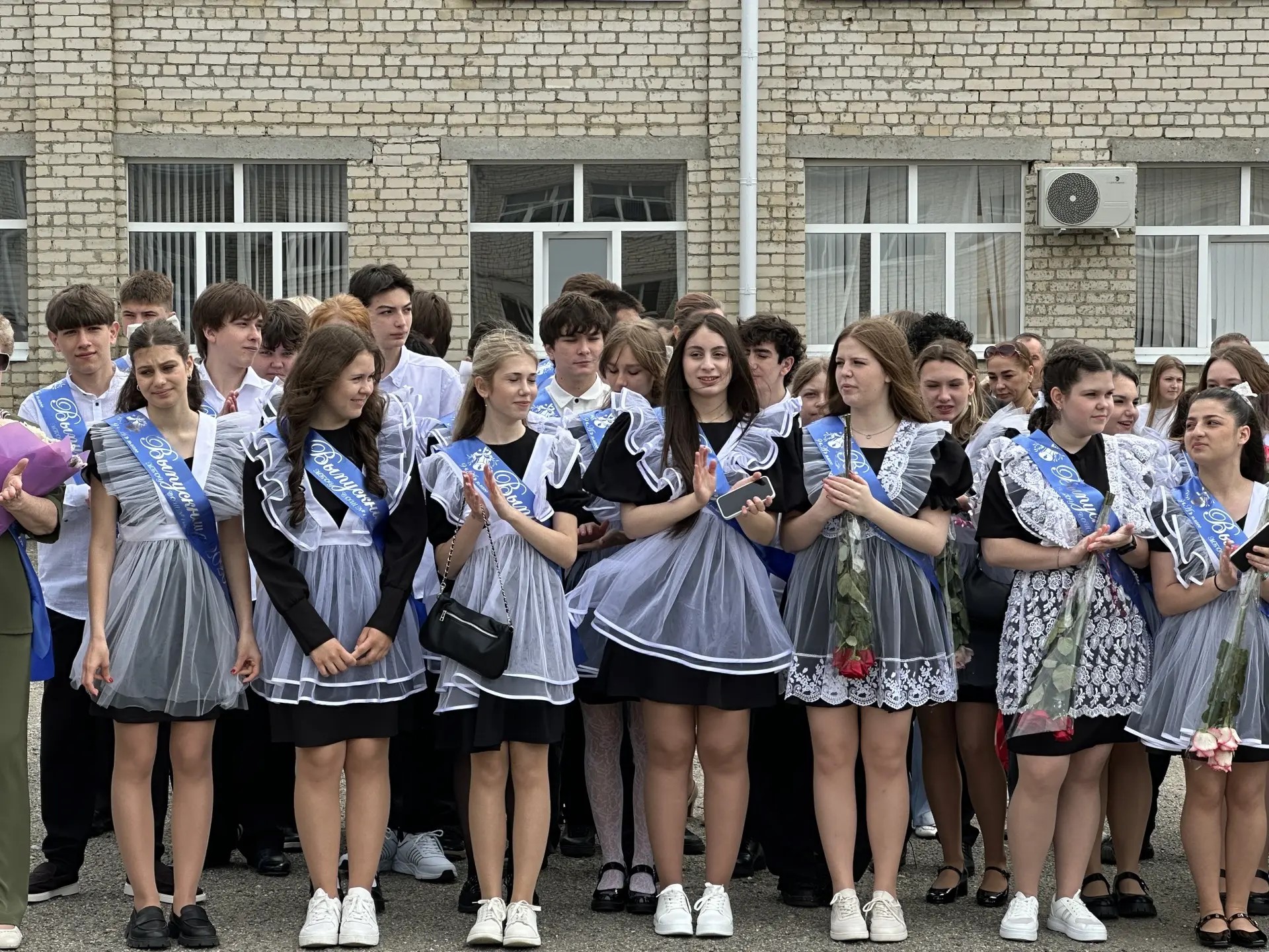Краевые депутаты поздравили ставропольских выпускников с праздником Последнего звонка