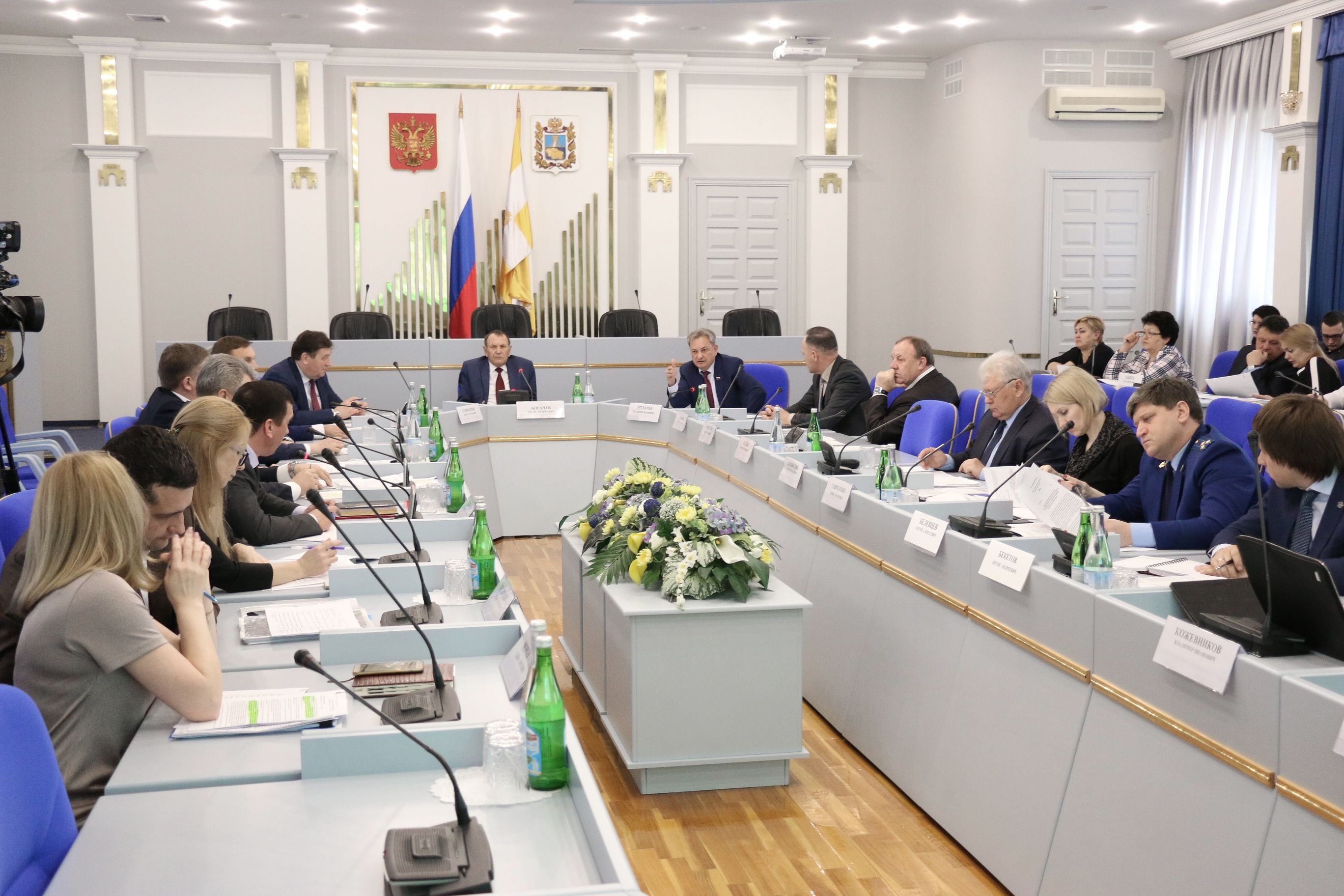 Государство оказывает поддержку, а производство – падает