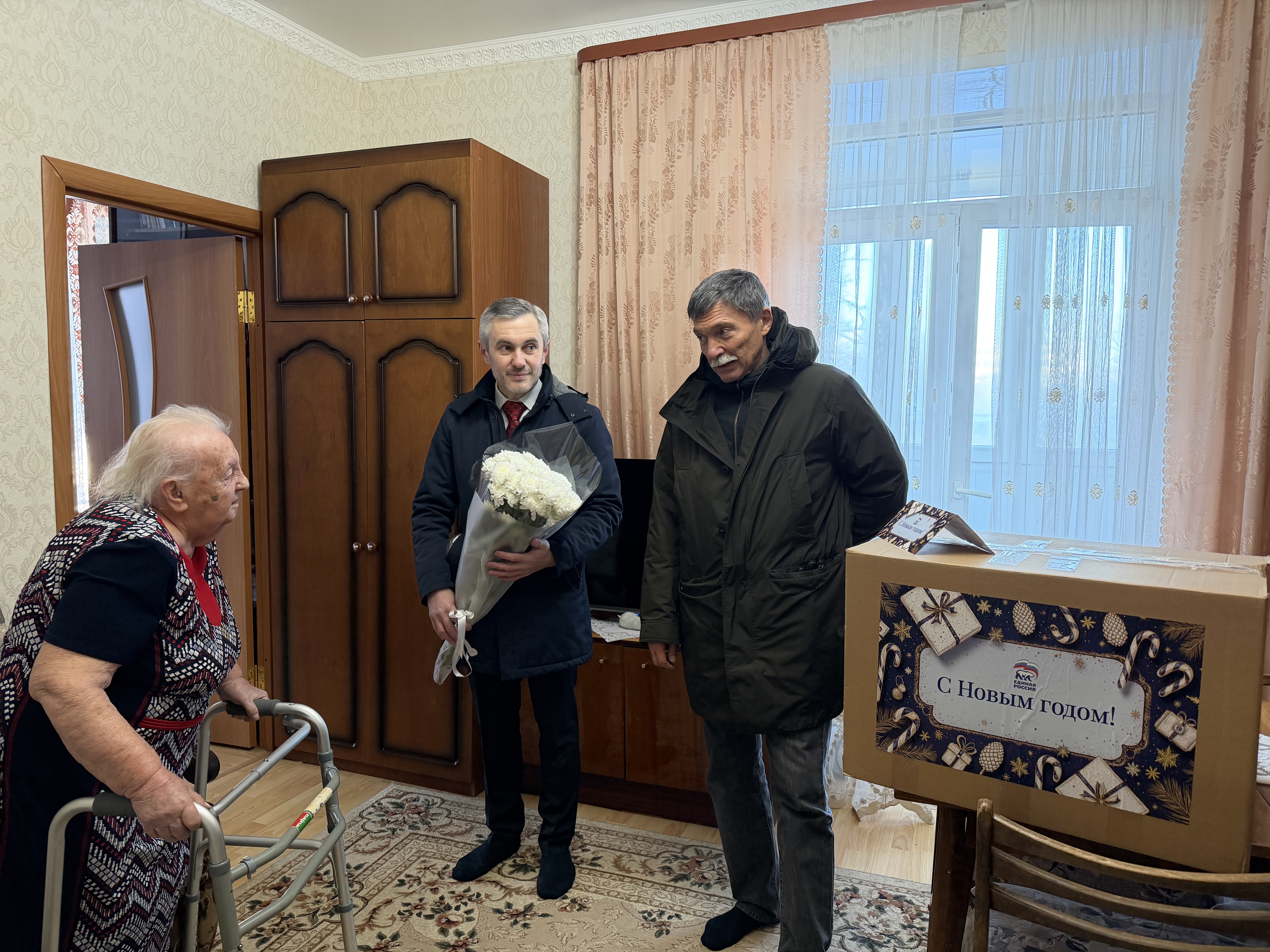 Дмитрий Судавцов поздравил с приближающимися новогодними праздниками ветерана
