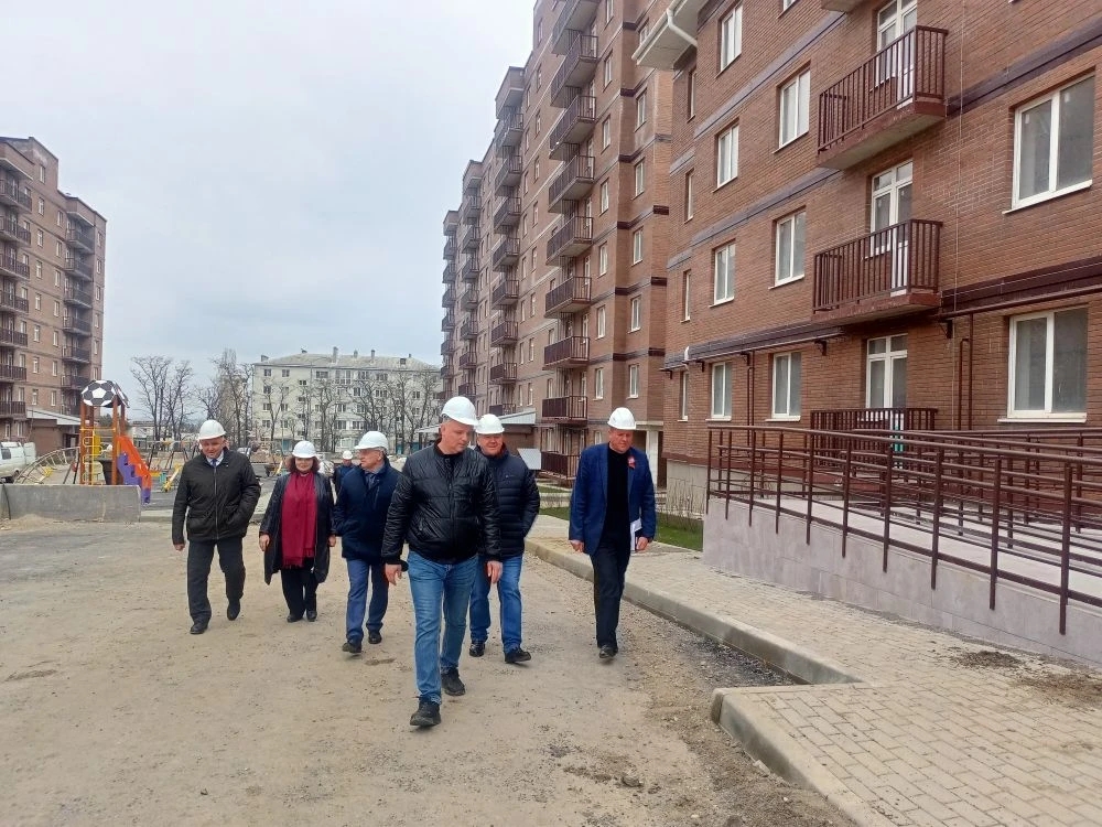 Краевые депутаты проконтролировали, как идет переселение граждан из аварийного жилья