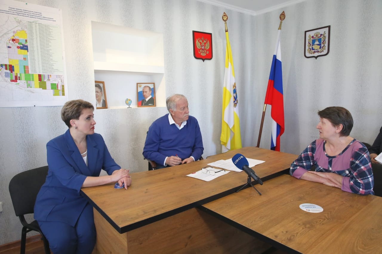 Николай Великдань провёл личный приём граждан в Ипатовском городском округе