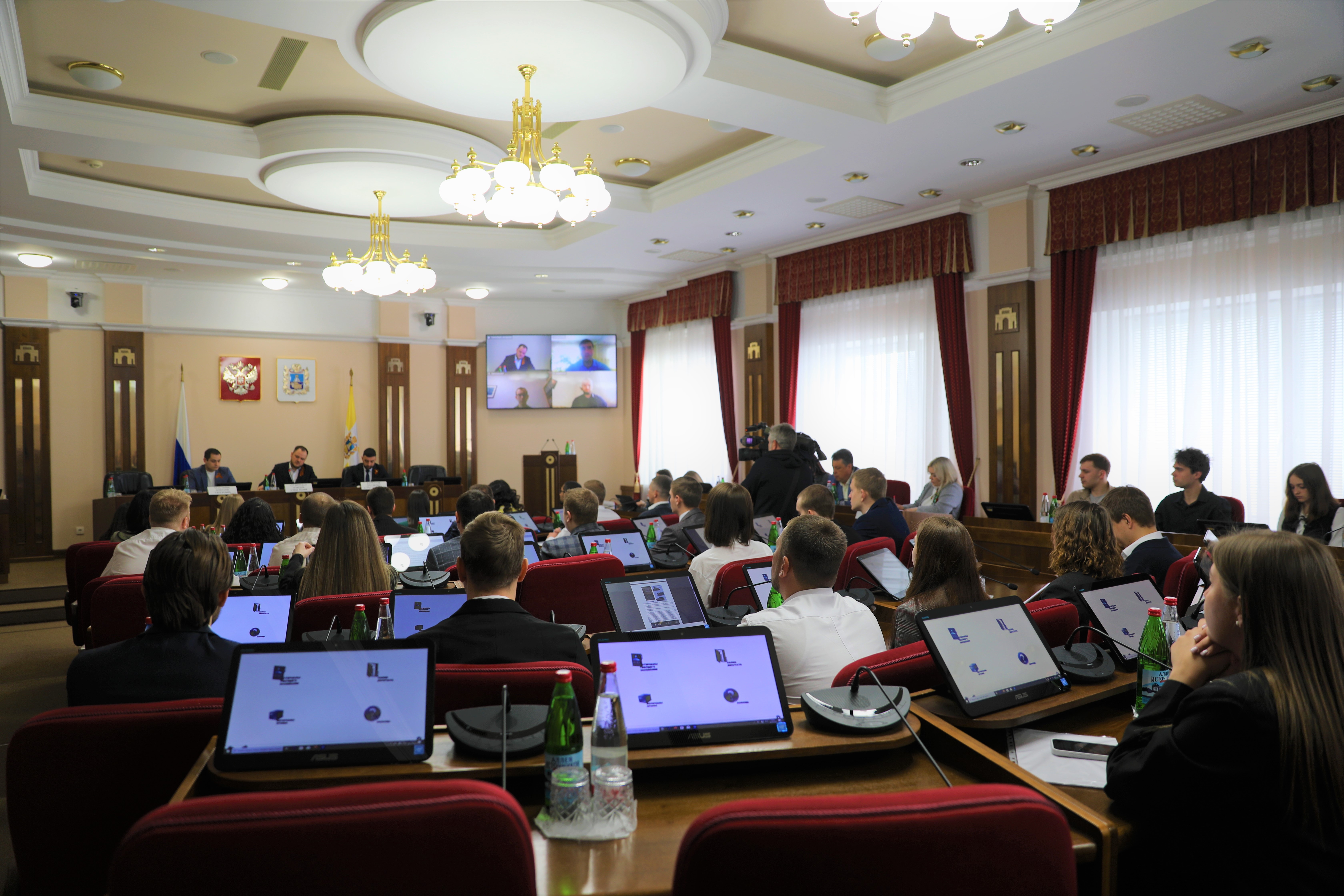 Молодые парламентарии подвели промежуточные итоги работы