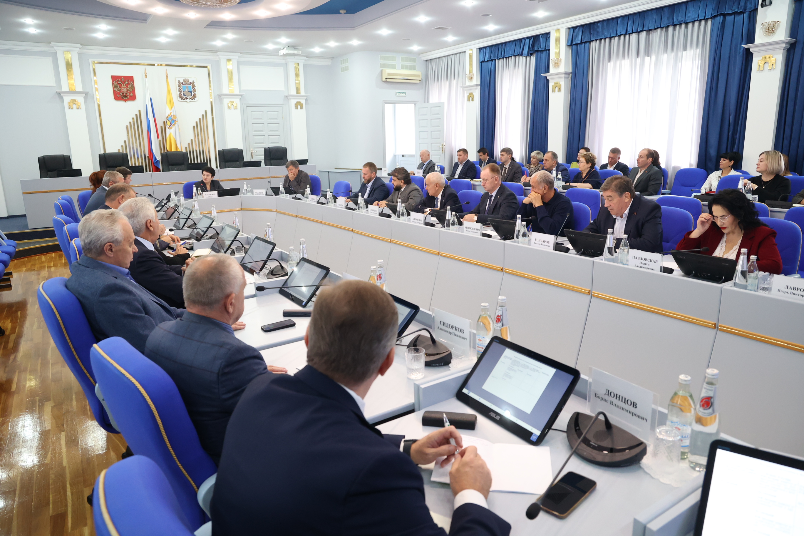В Думе Ставрополья продолжается подготовка законопроектов для очередного заседания