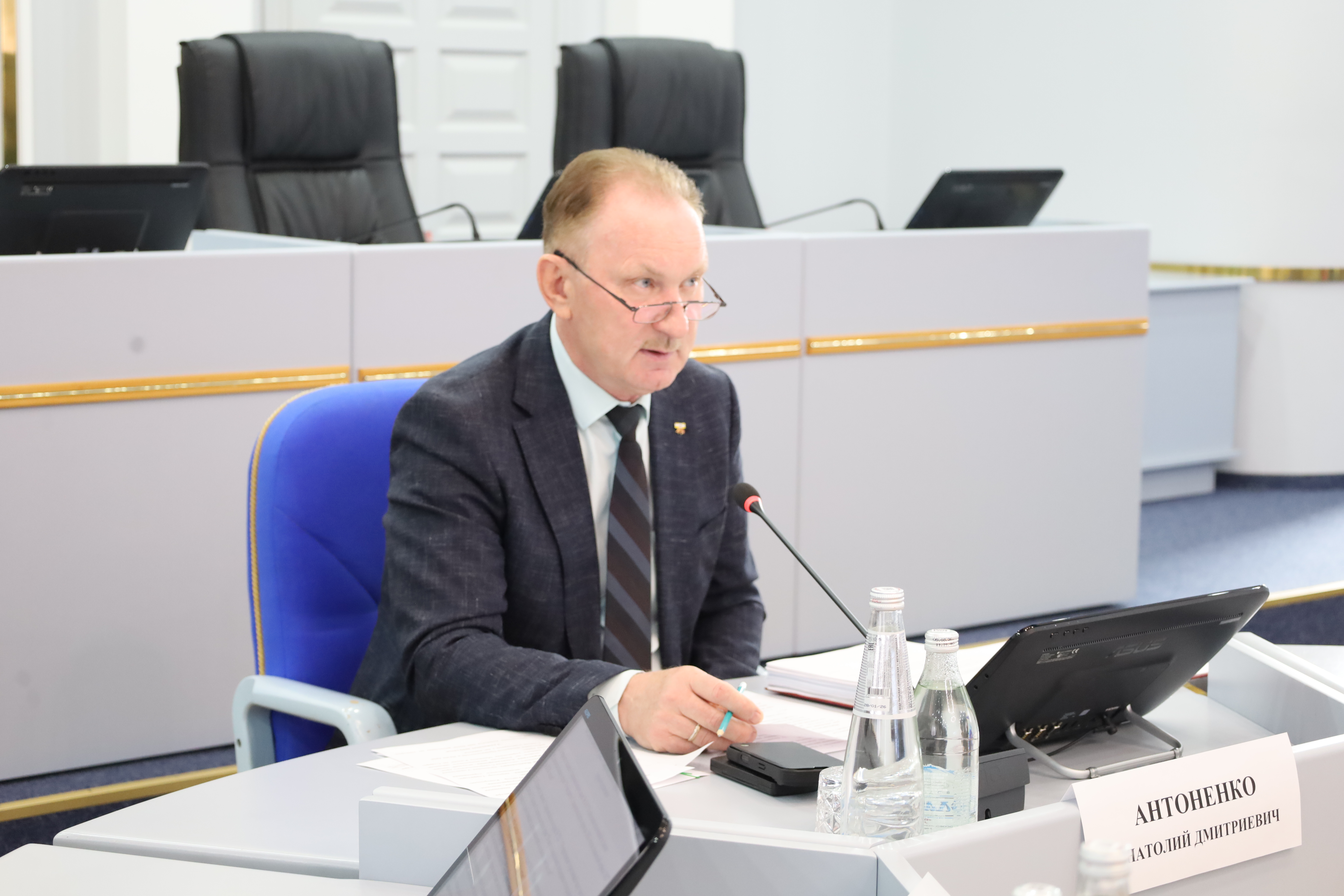 Краевые депутаты поддержали корректировки бюджета 2026 года для усиления социальной поддержки граждан