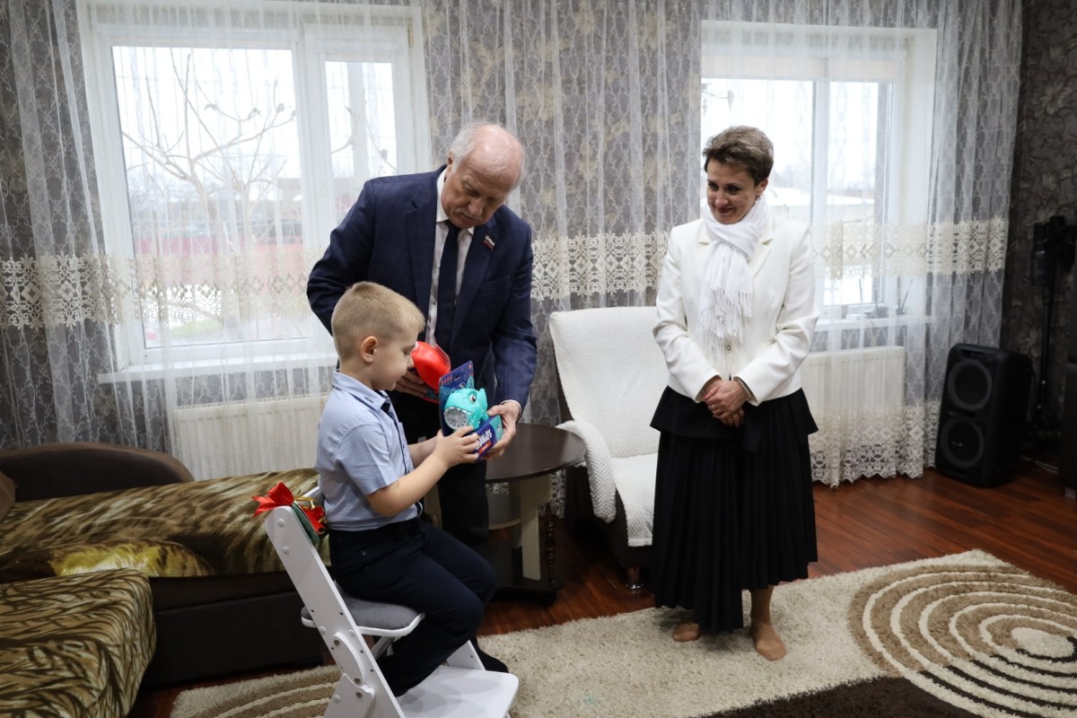 В рамках акции «Елка желаний» Николай Великдань исполнил мечту ребенка из семьи участника СВО