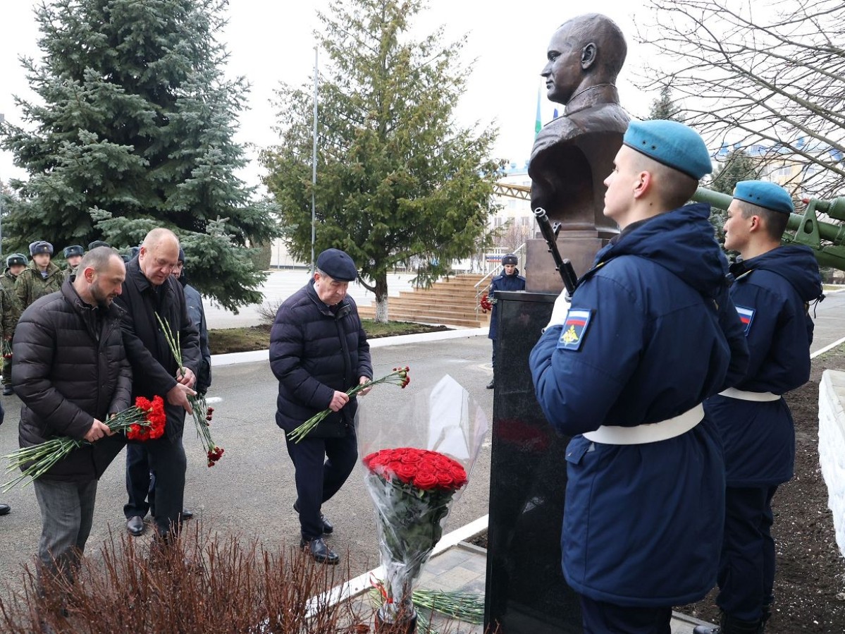 Памятник Герою России Денису Зорину открыт в Ставрополе