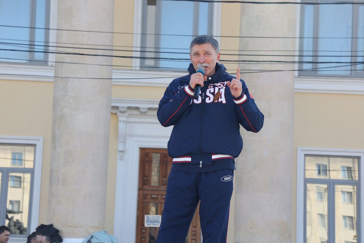 В День здоровья краевые депутаты вышли на общегородскую зарядку